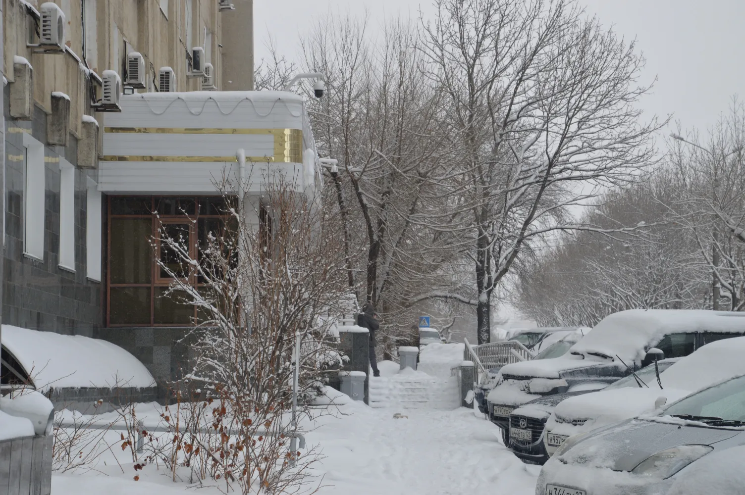 Хабаровчан просят сегодня вечером не парковать машины на некоторых улицах