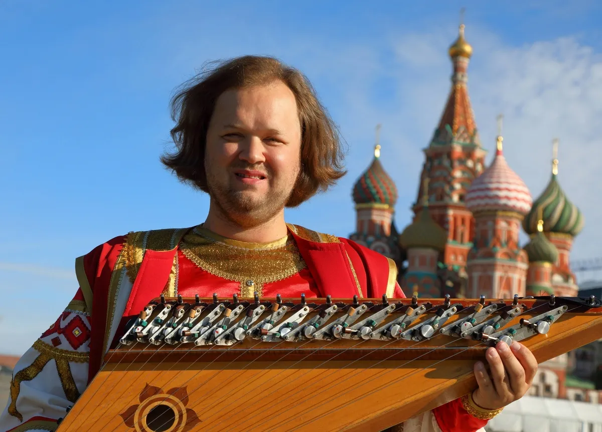 Хабаровчан приглашают послушать мелодии из фильмов в исполнении гусляра