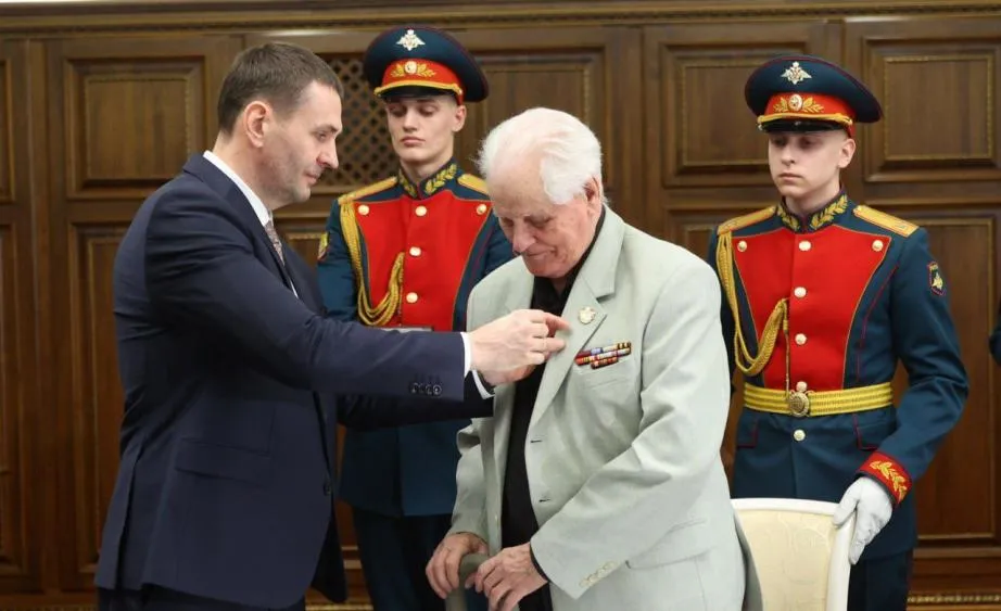 Губернатор Демешин вручил хабаровским ветеранам первые медали в честь 80-летия Победы
