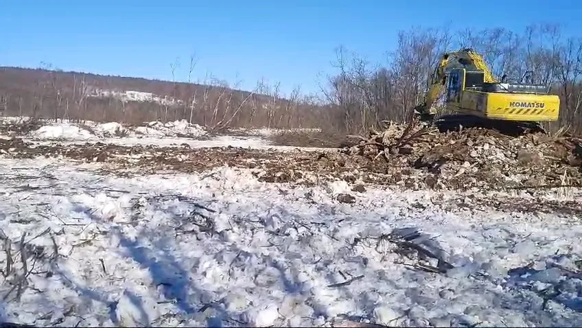 Завал на нерестовой реке разбирают в Ванинском районе