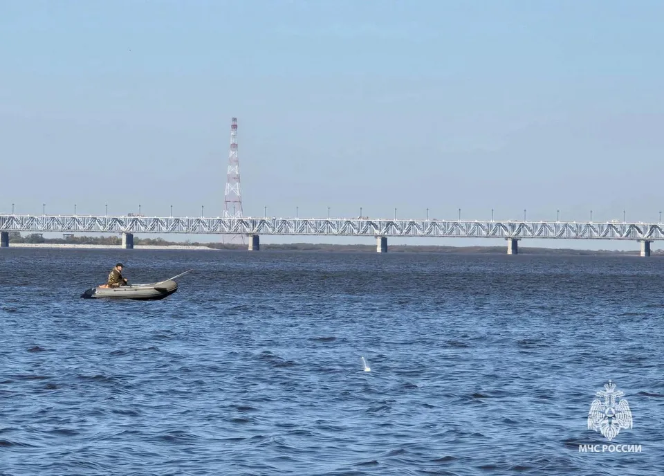 В Хабаровске сотрудники МЧС спасли двух горожан с перевёрнутой лодки