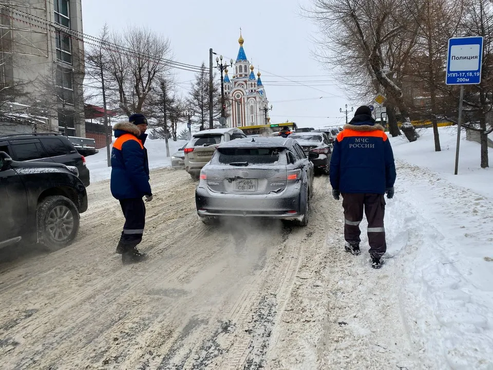 Спасатели помогают хабаровским водителям выбираться из сугробов на дорогах