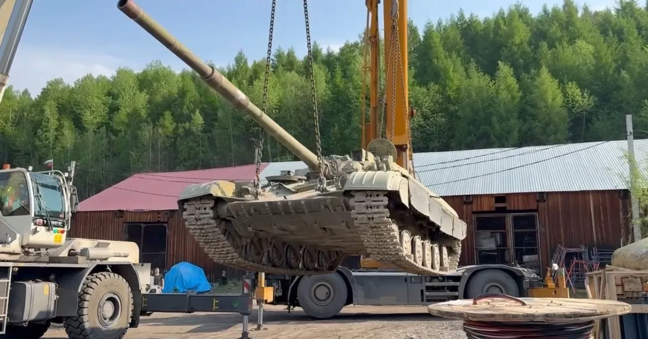 Внушительный памятник парка «Патриот» прибыл в Чегдомын