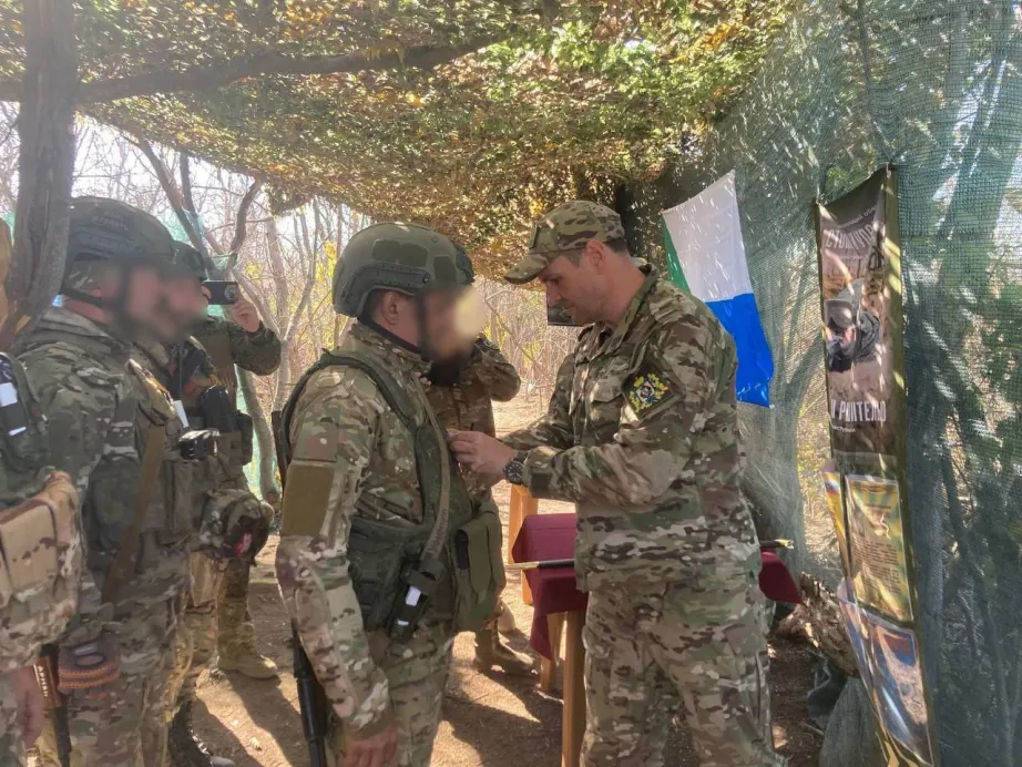 Дмитрий Демешин наградил бойцов отряда БАРС-8 «Хабаровск» в зоне СВО