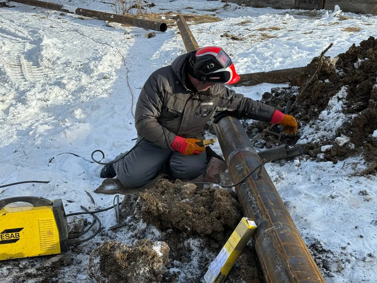 Воздушную теплотрассу экстренно возводят в Ванино
