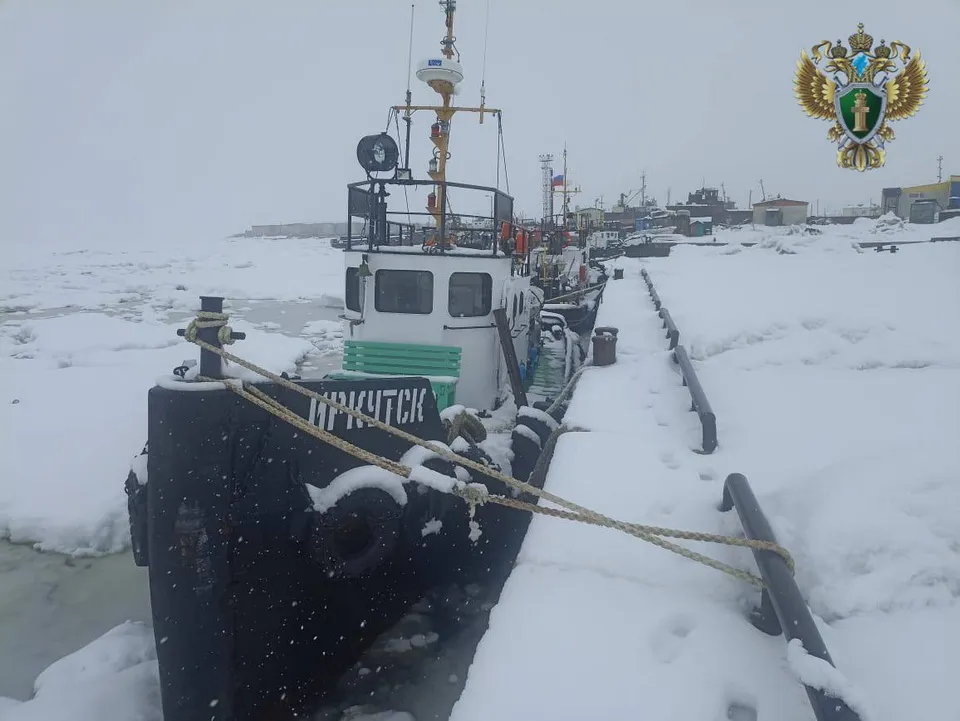 Рыболовецкое судно застряло во льдах у побережья Хабаровского края