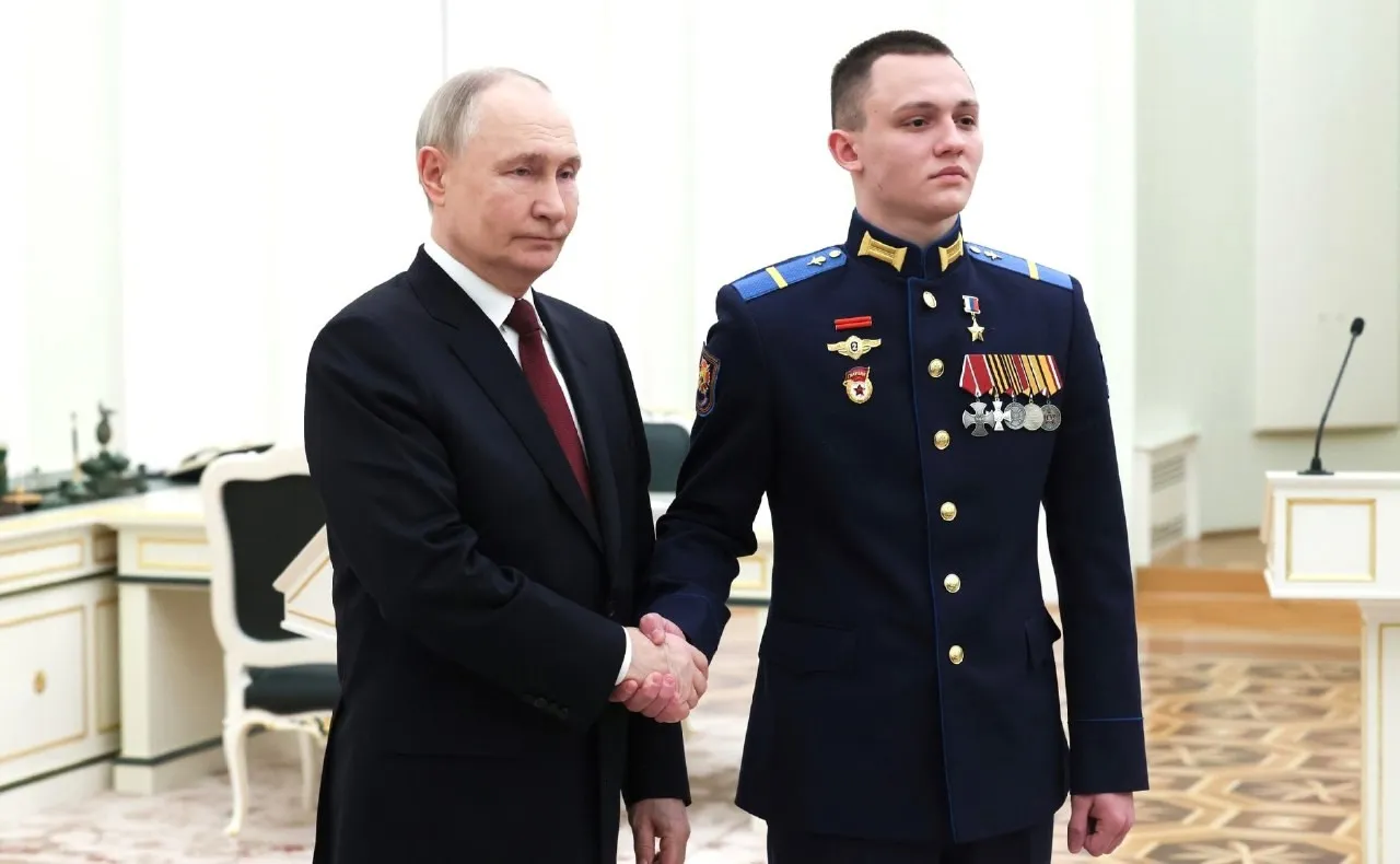 Владимир Путин вручил звезду Героя России жителю Комсомольска-на-Амуре