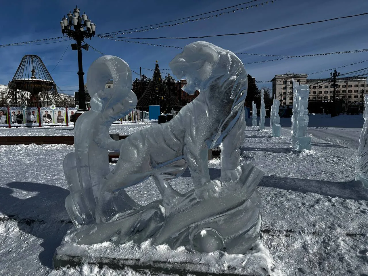 Молодые мастера создали в центре Хабаровска аллею ледяных скульптур