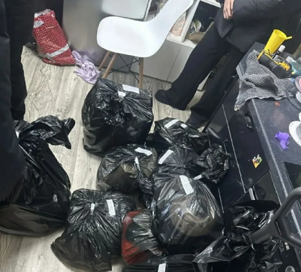 Курьер в Хабаровске подменил содержимое посылок на 755 тысяч рублей