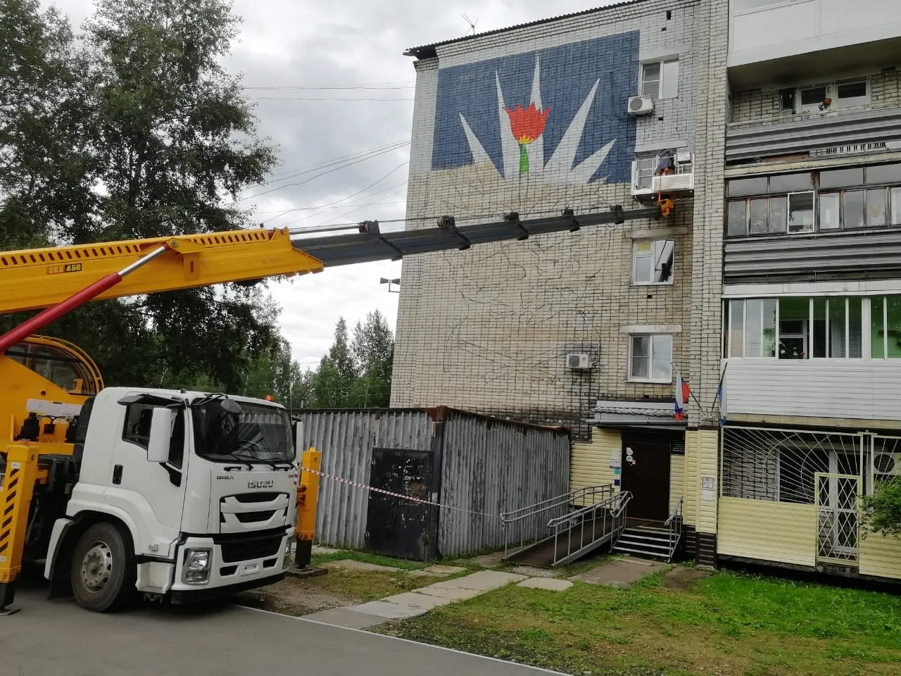 Мурал в Чегдомыне символизирует тяжелый труд горняков