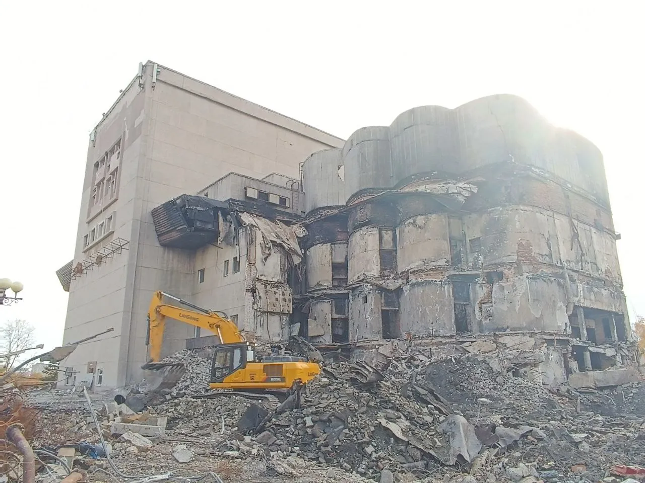 Краевой музтеатр в Хабаровске будут разбирать ножницами