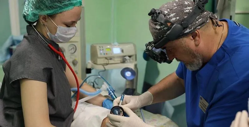 Хабаровский офтальмолог прооперировал недоношенного малыша на Камчатке