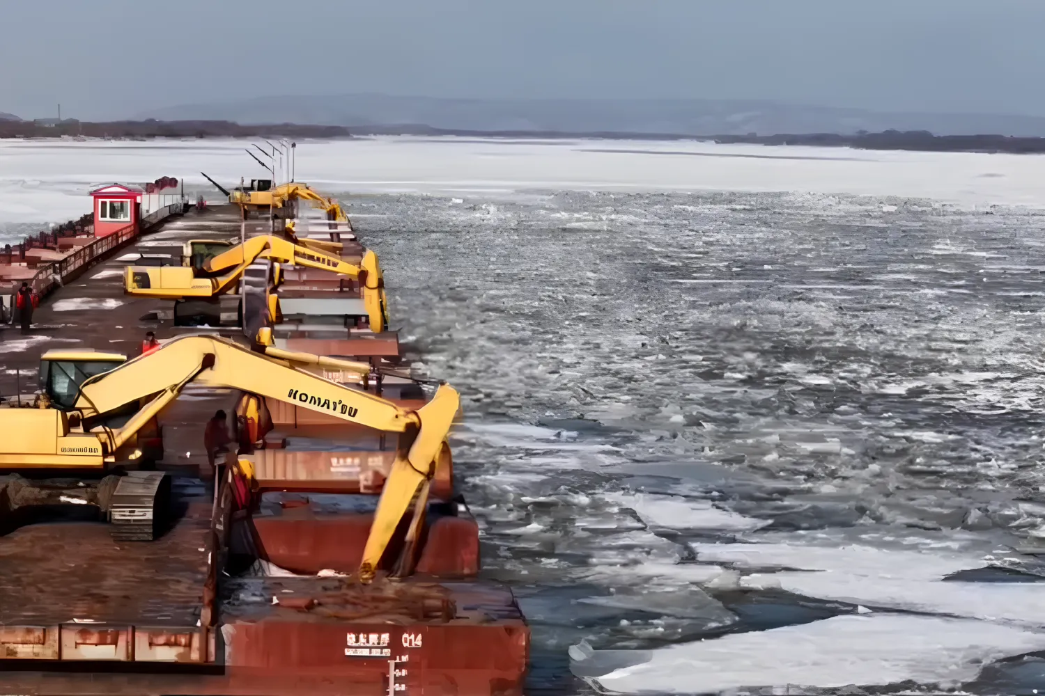 Понтонную переправу устанавливают на погранпереходе в Хабаровском крае