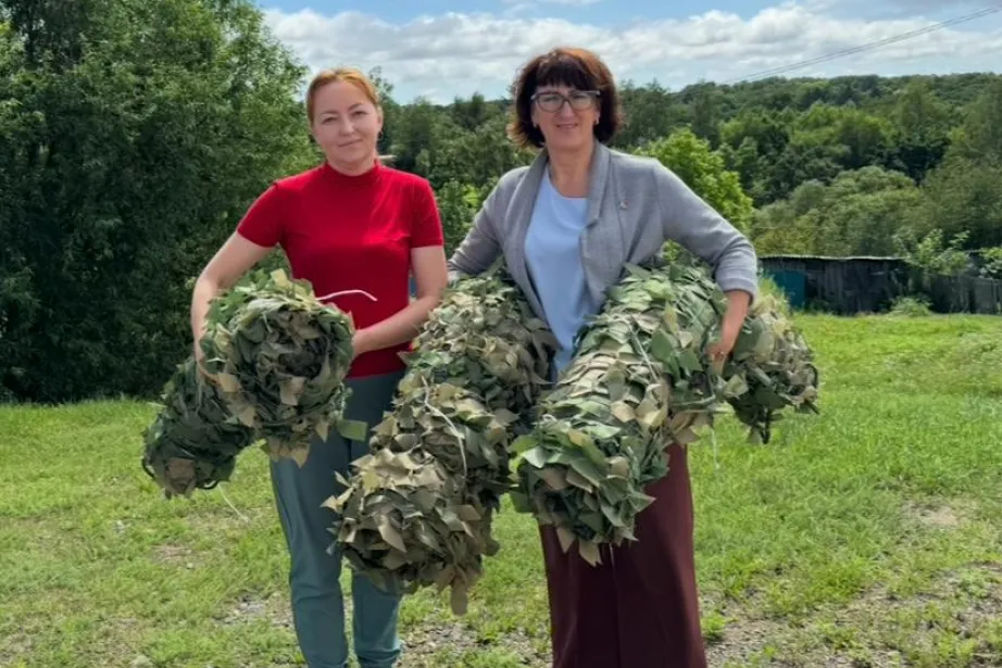 Мастерицы Хабаровского района сплели для фронта 50 маскировочных сетей