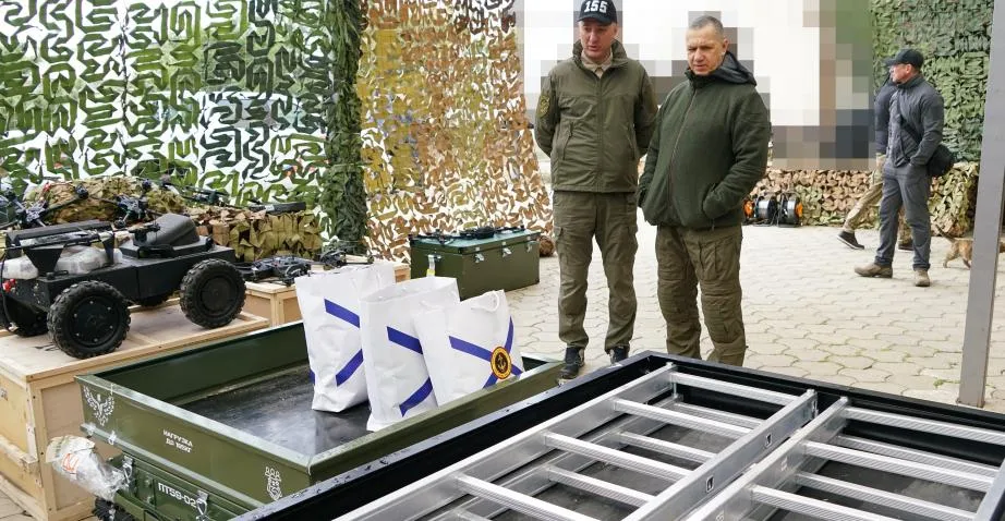 Большую партию вооружения передал бойцам СВО Юрий Трутнев  