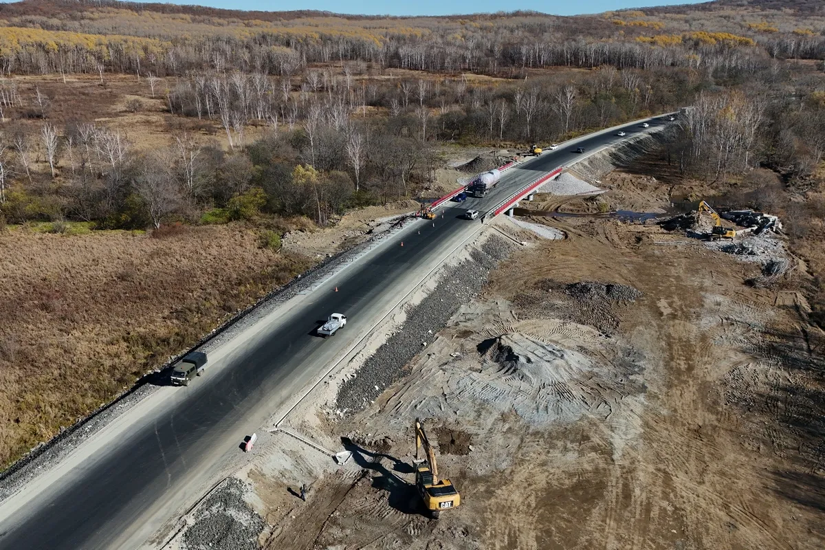 Движение по новому мосту через реку Лесная открыли в Бикинском районе края