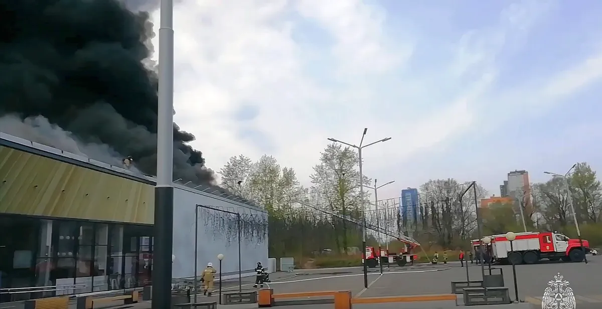 Огнеборцы потушили крышу супермаркета «Реми» в Хабаровске