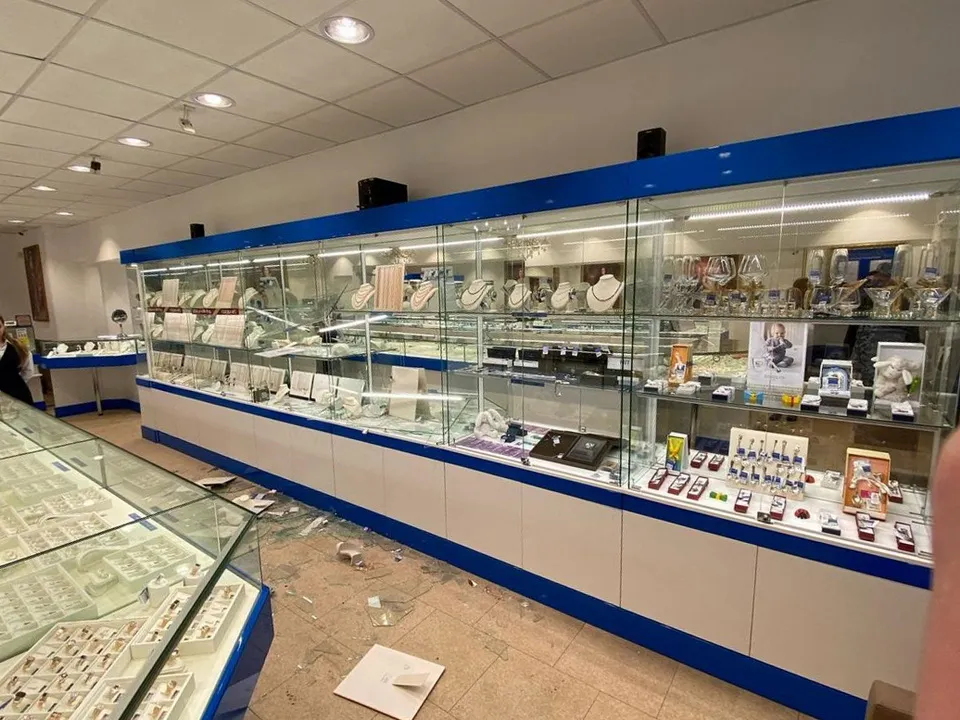 В Хабаровском крае молодой человек напал с топором на ювелирный магазин