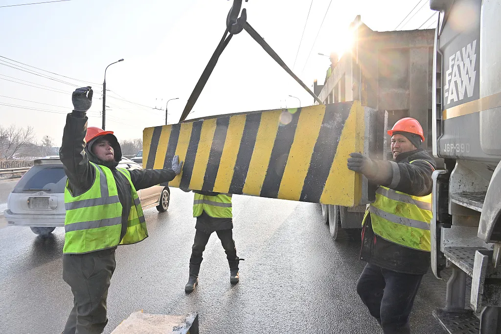 Движение транспорта ограничили на развязке на улице Ленинградской в Хабаровске
