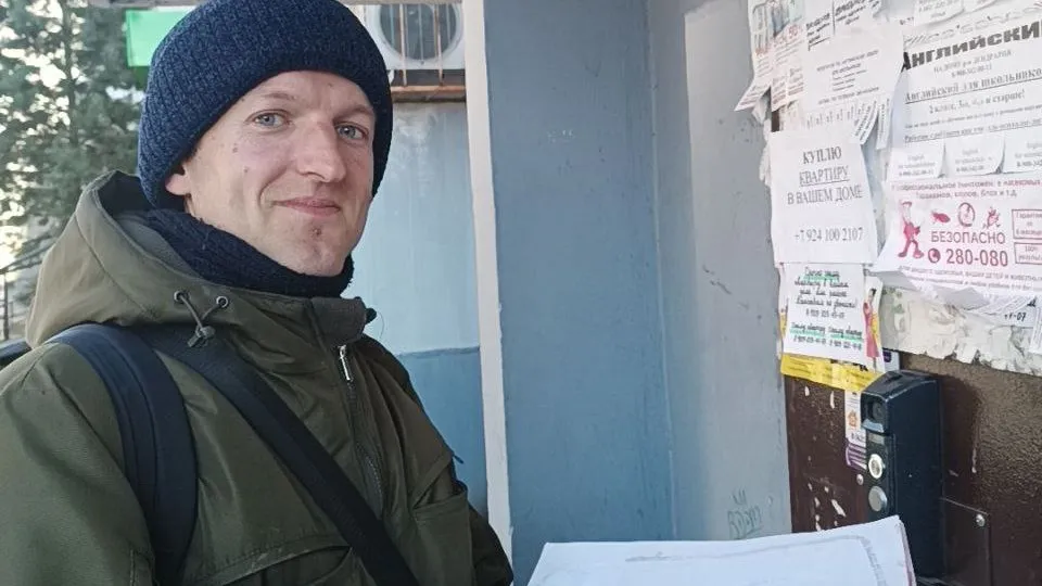 Расклейщик объявлений в Хабаровске проходит в день 35 тысяч шагов