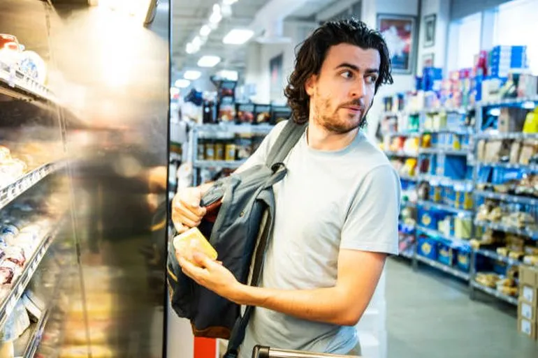 Серийному магазинному вору в Хабаровске грозит 2 года колонии