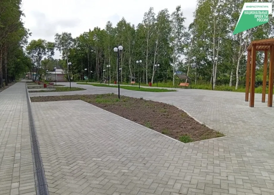 В Вяземском районе пустырь превратили в современную зеленую аллею