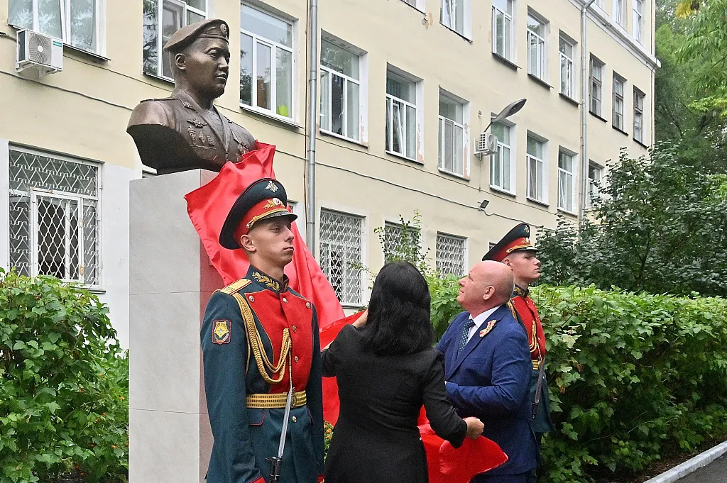 В Хабаровске открыли памятник Герою России Эдуарду Норполову