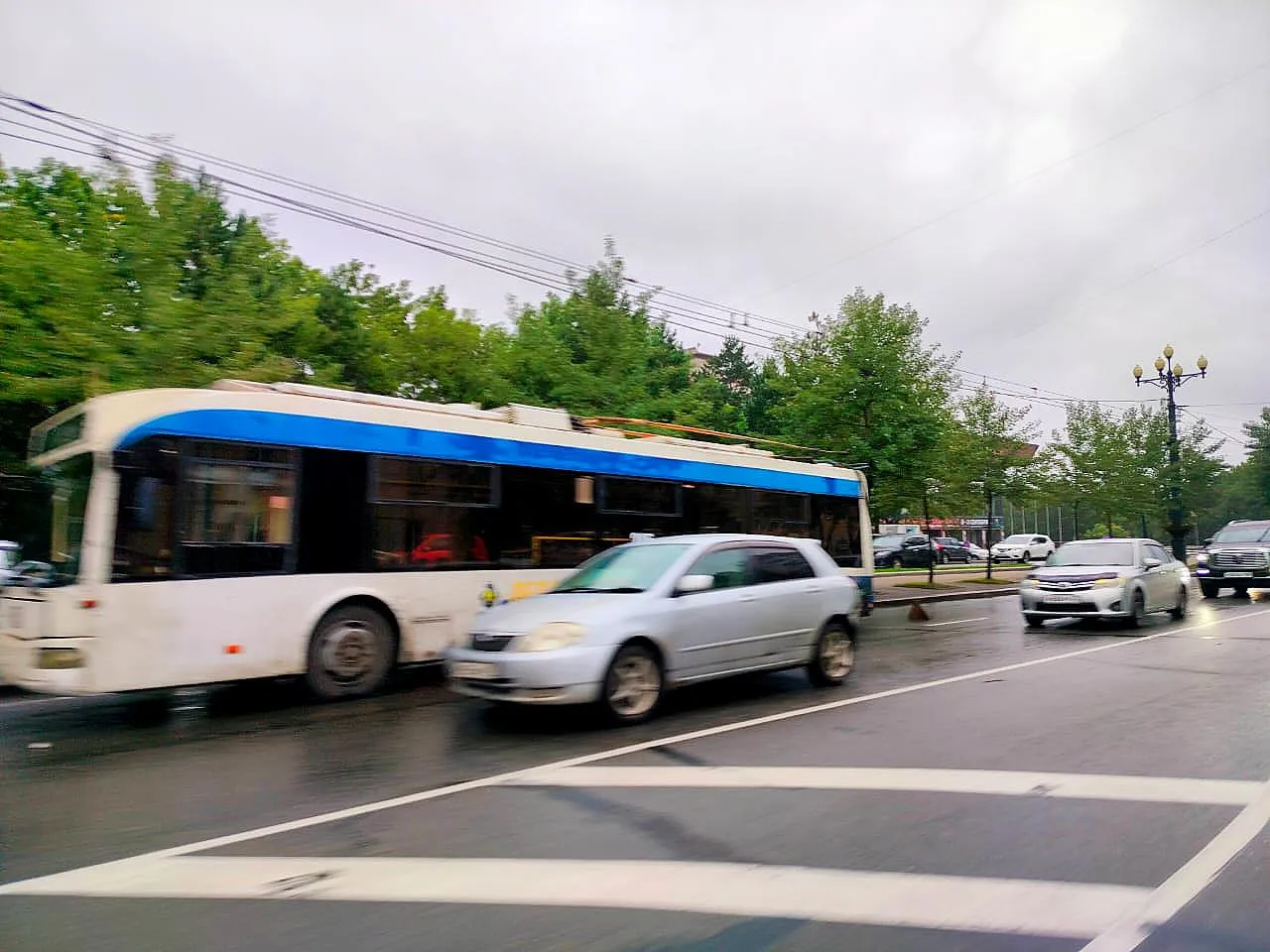 Центр Хабаровска встал в пробках из-за обрыва проводов