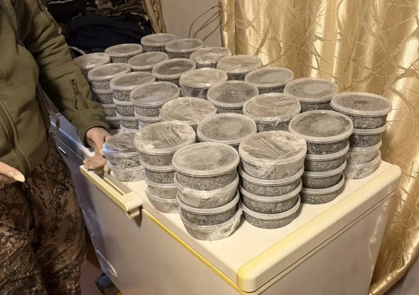 Суд Хабаровска ужесточил приговор пятерым браконьерам за перевозку икры осетров