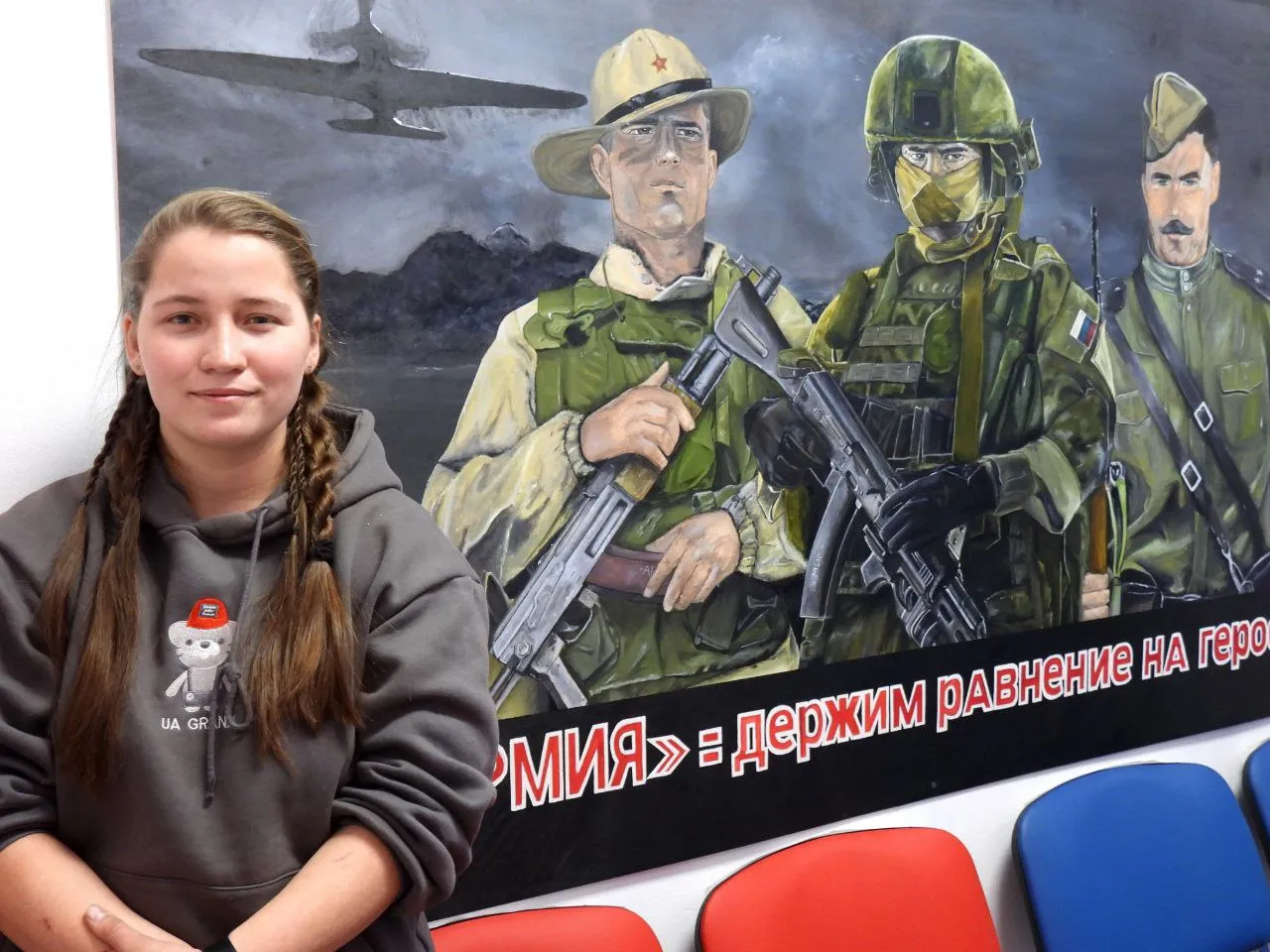 Молодая художница из Николаевска-на-Амуре рисует героев Победы 