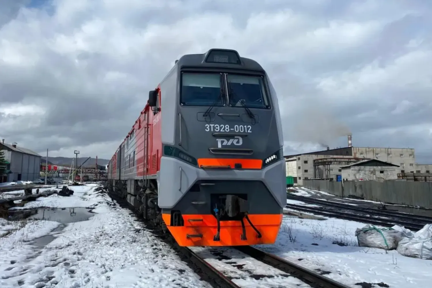 ДВЖД показала российский супертепловоз в работе на хабаровском участке БАМа