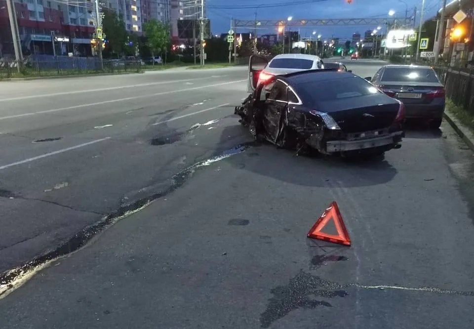 Водитель «Ягуара» собрал в ночном ДТП в Хабаровске «Мерседес» и две «Тойоты»