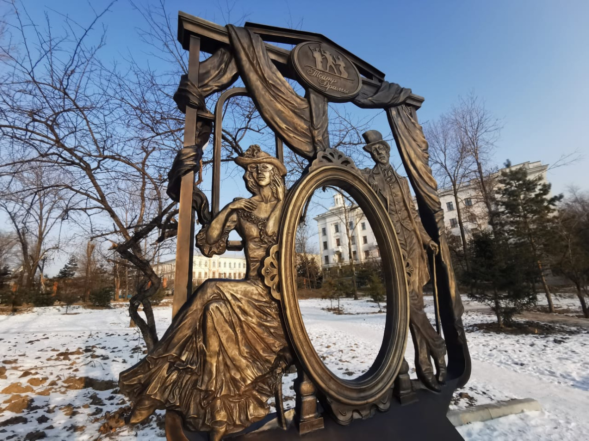 Первые бронзовые скульптуры «Театрального сквера» установили в Хабаровске 