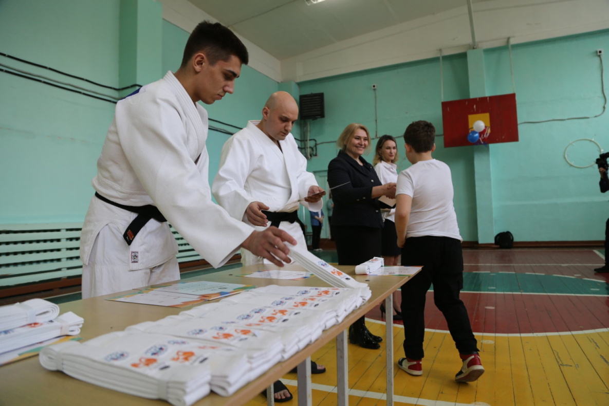 В Хабаровске первые школьники получили белые пояса дзюдо