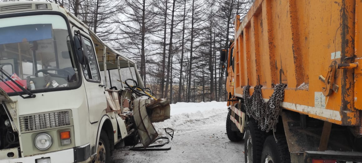 В Хабаровском крае 14-тонный самосвал врезался в автобус 