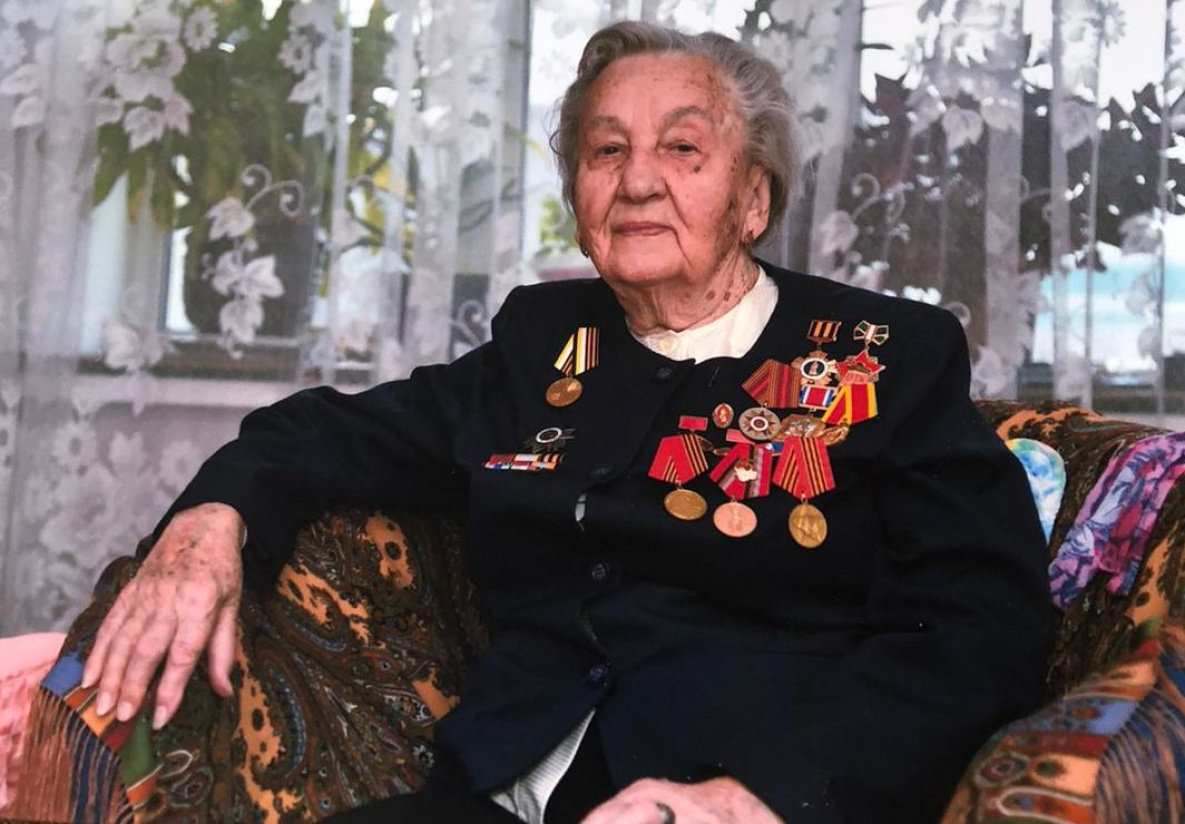 Участница Курской битвы из Хабаровска принимает поздравления