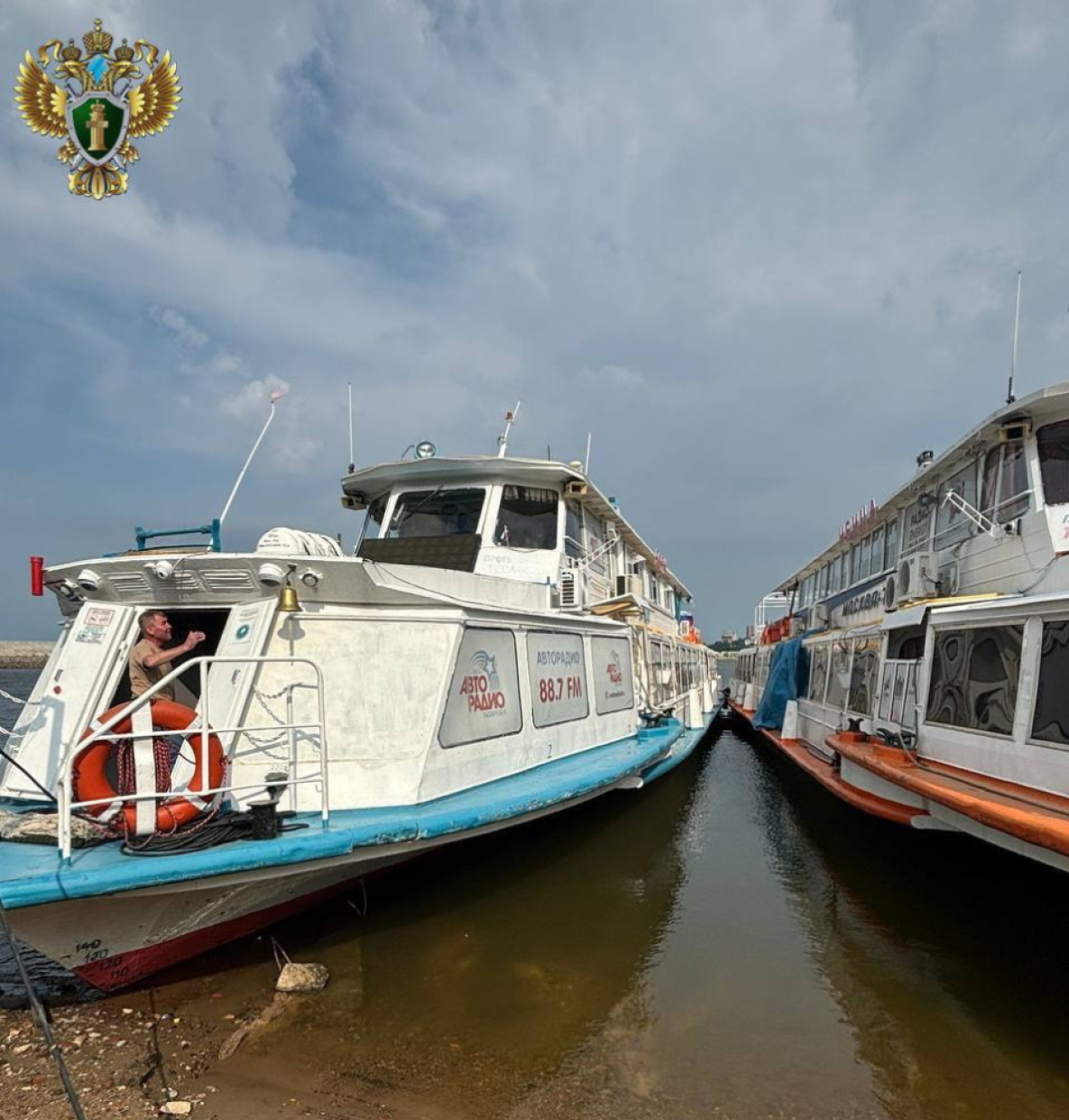 На набережной Хабаровска столкнулись два теплохода