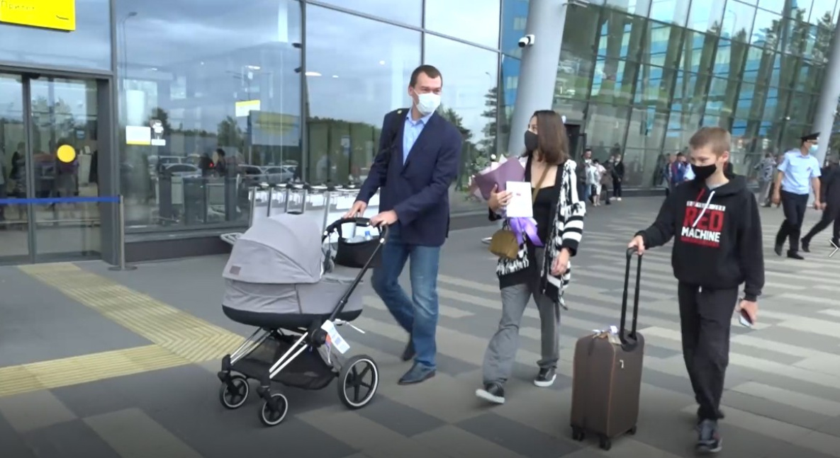 Жена Михаила Дегтярёва с детьми прилетела в Хабаровск