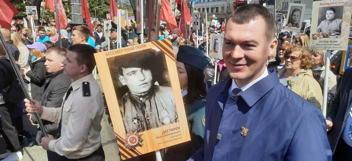 Михаил Дегтярев прошёл в «Бессмертном полку» с портретом своего деда