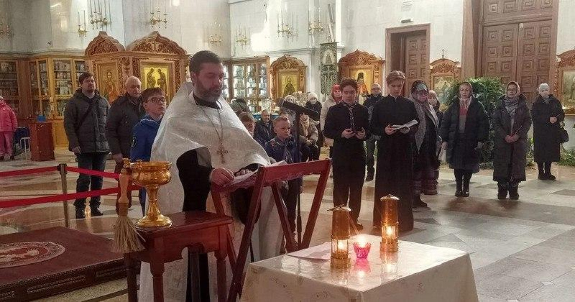 В Хабаровск накануне Рождества впервые доставили Вифлеемский огонь