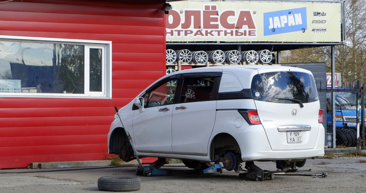 Что почём: магазины завалены автошинами производства России