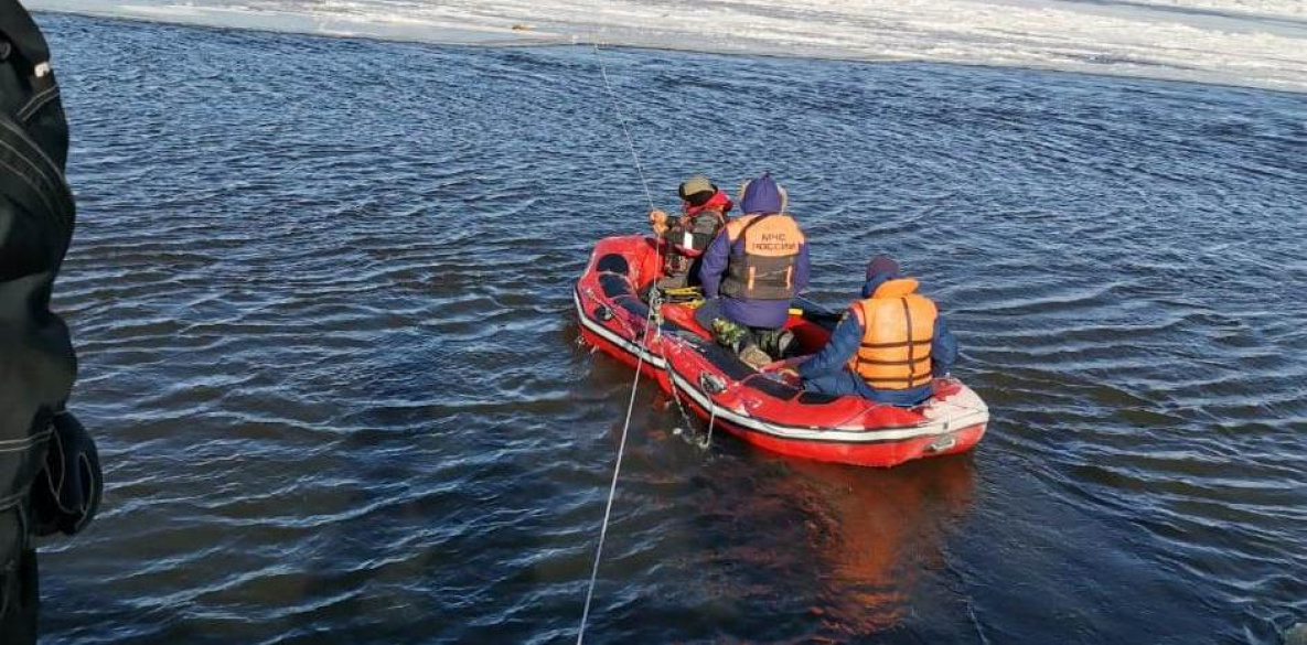 Спасатели нашли тело одного из утонувших под Хабаровском рыбаков