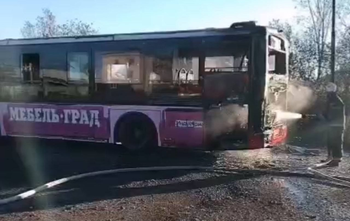 Пассажирский автобус горел на остановке в Хабаровском крае