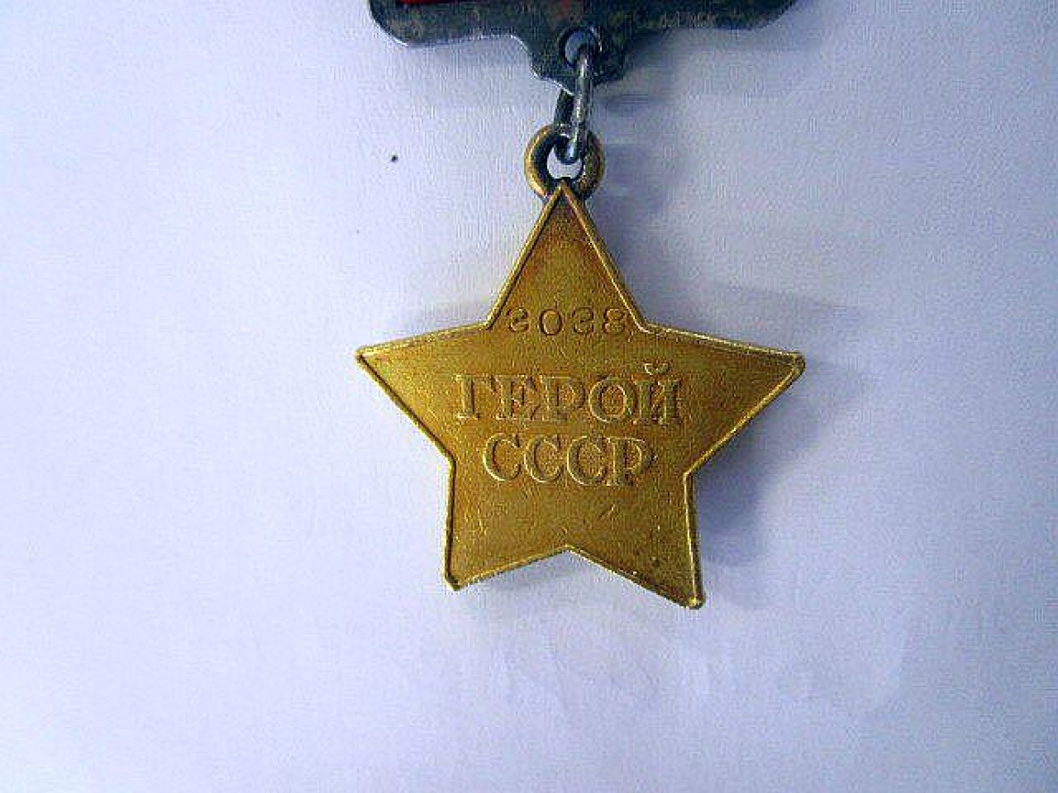 Хабаровчанин пытался продать звезду Героя СССР в Эстонию