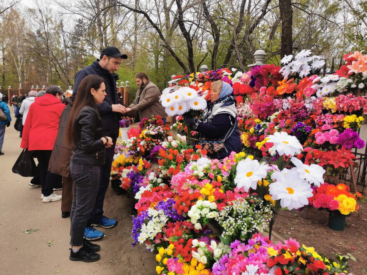 В Хабаровске сотни людей пришли на кладбище