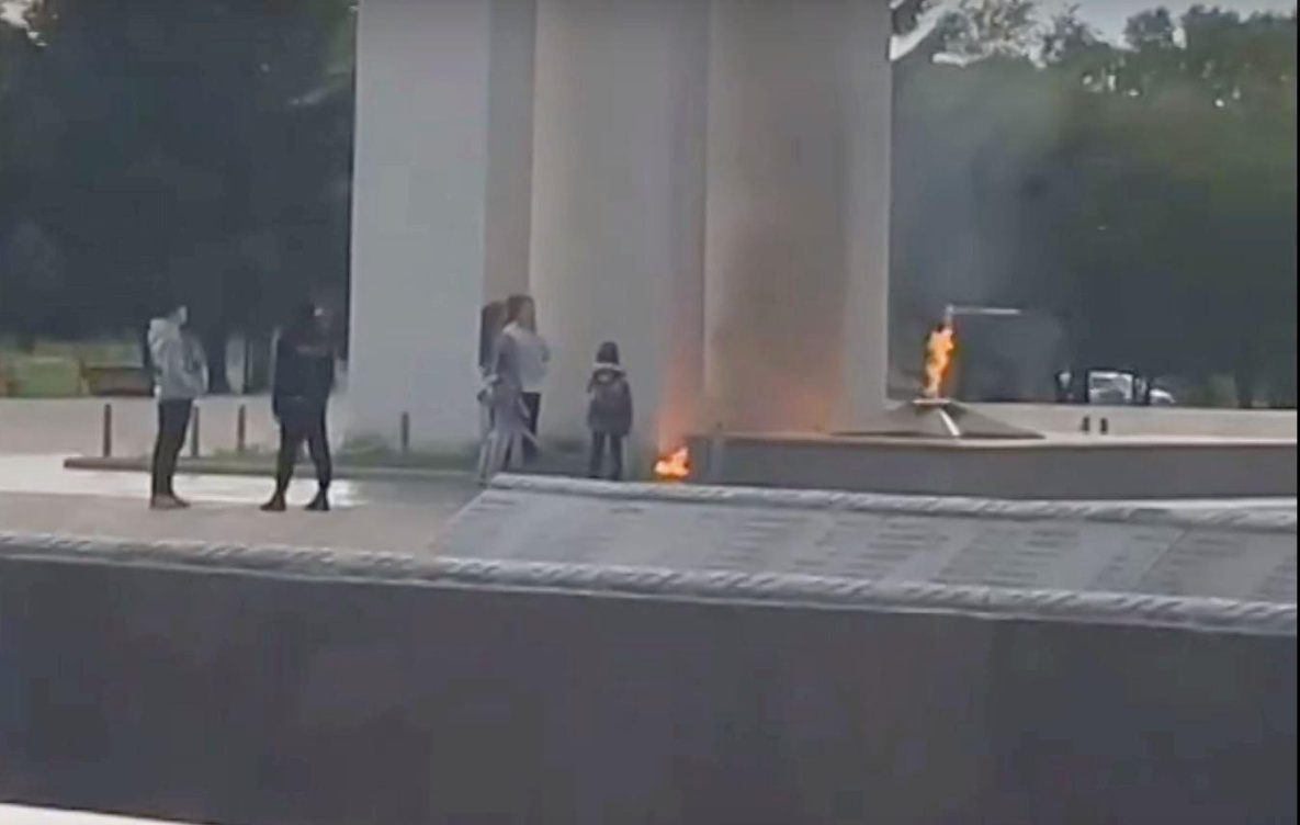 В Комсомольске-на-Амуре вандалы сожгли цветы у Вечного огня