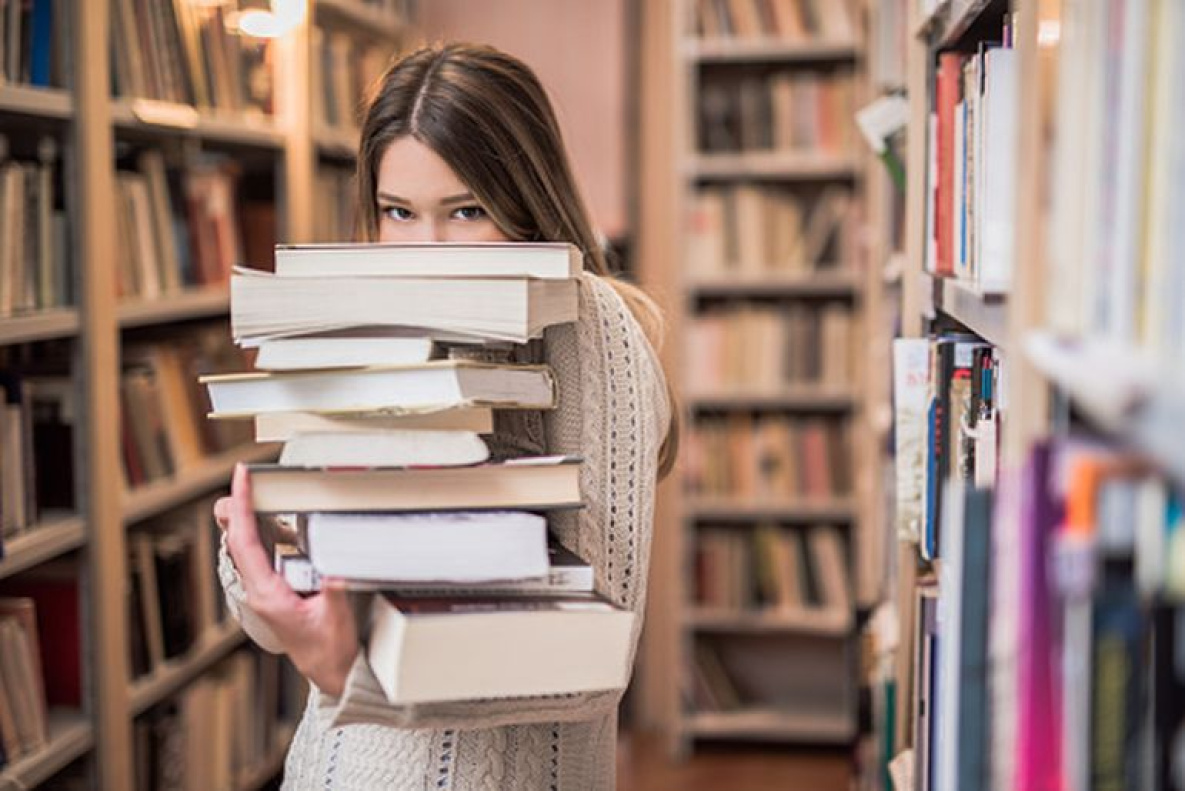 С чего начать чтение. Стопка книг в руках. Чтение новички. Воспитатель и стопка книг фото картинки. Девочка и стопкой книг на природе.