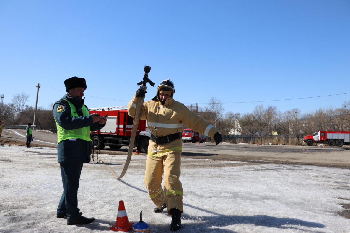 Конкурс на скоростное управление пожарными машинами прошёл в Хабаровске