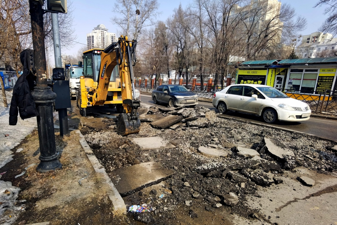 Улицу Льва Толстого в Хабаровске частично перекрыли из-за ремонта теплотрассы