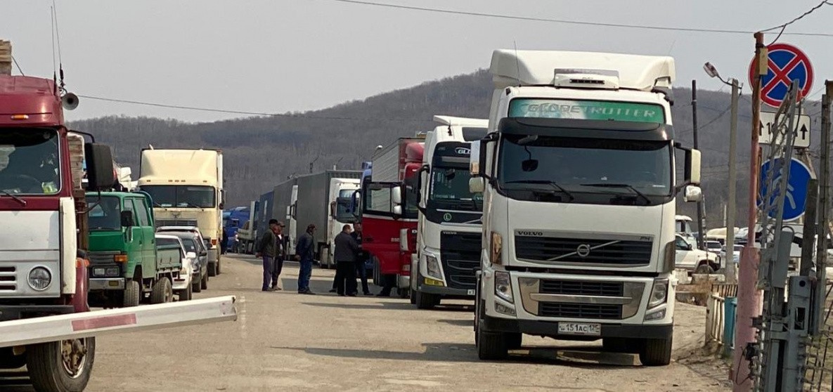 На российско-китайской границе на ДВ скопилась очередь из фур